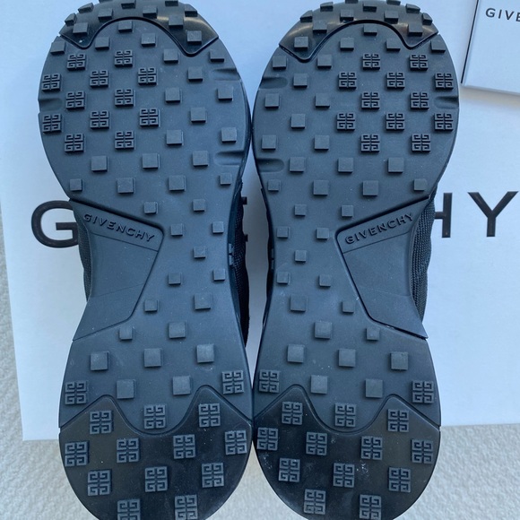 Givenchy Runners Sneakers - Picture 7 of 9